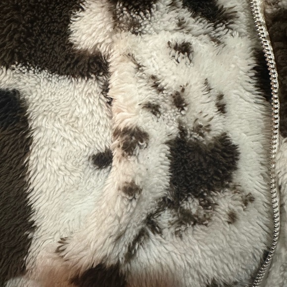 Cow Print Faux Fur Vest – Women’s Size Medium – Zip Front with Pockets - Picture 6 of 6